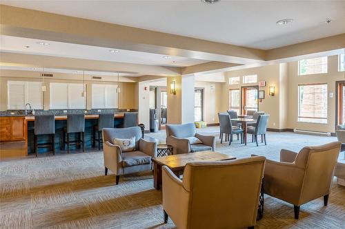 109-1089 Sunset Drive, Kelowna, BC - Indoor Photo Showing Living Room