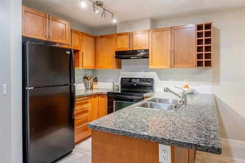 109-1089 Sunset Drive, Kelowna, BC - Indoor Photo Showing Kitchen With Double Sink