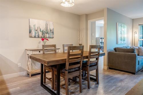 109-1089 Sunset Drive, Kelowna, BC - Indoor Photo Showing Dining Room