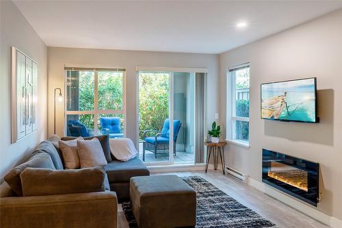 109-1089 Sunset Drive, Kelowna, BC - Indoor Photo Showing Living Room With Fireplace