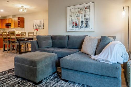 109-1089 Sunset Drive, Kelowna, BC - Indoor Photo Showing Living Room