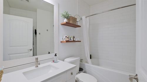 2102-4042 Pritchard Drive, West Kelowna, BC - Indoor Photo Showing Bathroom