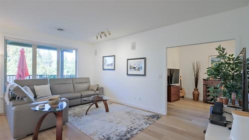 2102-4042 Pritchard Drive, West Kelowna, BC - Indoor Photo Showing Living Room