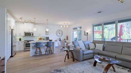 2102-4042 Pritchard Drive, West Kelowna, BC - Indoor Photo Showing Living Room