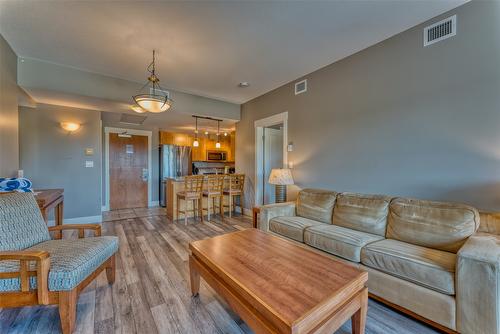 241-4205 Gellatly Road, West Kelowna, BC - Indoor Photo Showing Living Room