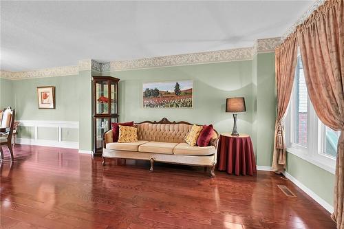 736 Templemead Drive, Hamilton, ON - Indoor Photo Showing Living Room