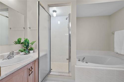 736 Templemead Drive, Hamilton, ON - Indoor Photo Showing Bathroom