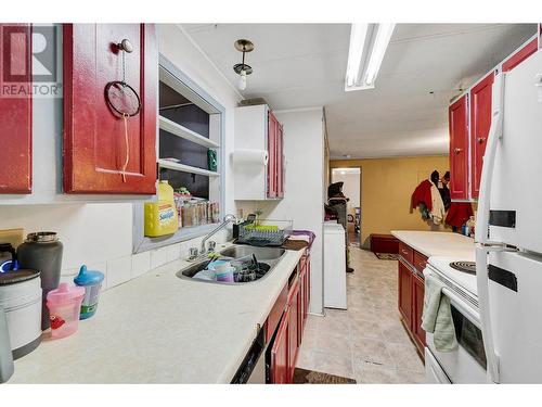 6896 Watson  E Drive, Kamloops, BC - Indoor Photo Showing Kitchen With Double Sink