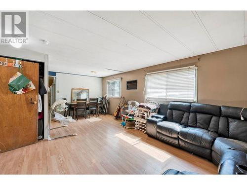 6896 Watson  E Drive, Kamloops, BC - Indoor Photo Showing Living Room