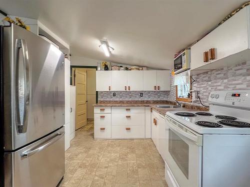 336 Veterans-Assinaboine Street W, Oak Lake, MB - Indoor Photo Showing Kitchen