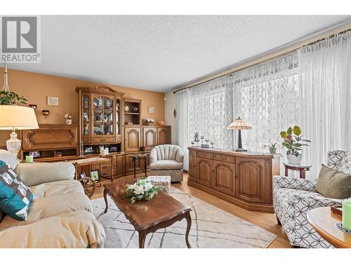 5620 South Vernon Bay, Vernon, BC - Indoor Photo Showing Living Room