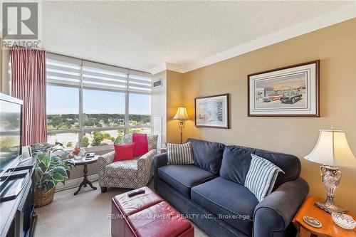 1601 - 26 Hanover Road, Brampton, ON - Indoor Photo Showing Living Room