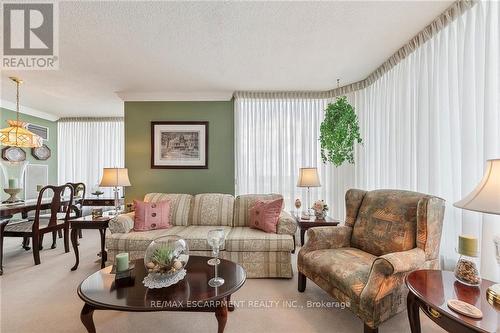 1601 - 26 Hanover Road, Brampton, ON - Indoor Photo Showing Living Room