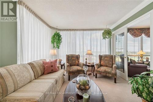 1601 - 26 Hanover Road, Brampton, ON - Indoor Photo Showing Living Room