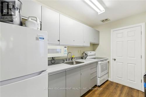 1601 - 26 Hanover Road, Brampton, ON - Indoor Photo Showing Kitchen