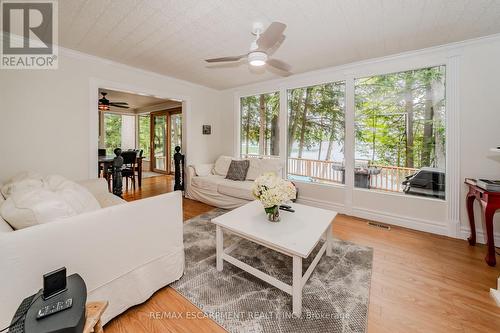 6 Darling Drive, Muskoka Lakes, ON - Indoor Photo Showing Living Room