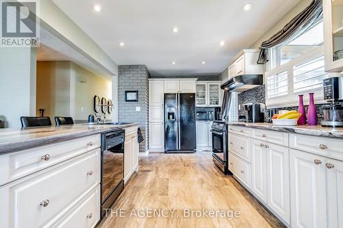 48 Robert Street, Welland, ON - Indoor Photo Showing Kitchen With Upgraded Kitchen