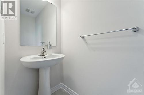 501 Paakanaak Avenue, Ottawa, ON - Indoor Photo Showing Bathroom