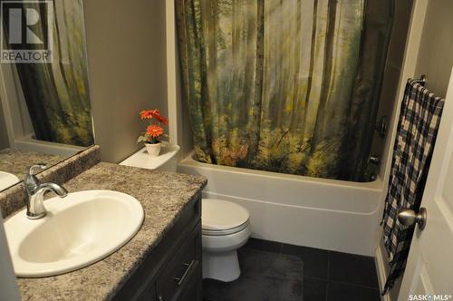 927 Hunter Road, Saskatoon, SK - Indoor Photo Showing Bathroom