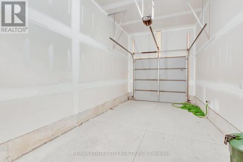 2284 Evans Boulevard, London, ON - Indoor Photo Showing Garage