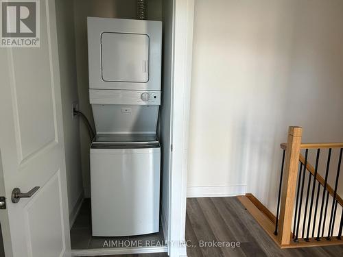 2 - 7 Phelps Lane, Richmond Hill, ON - Indoor Photo Showing Laundry Room