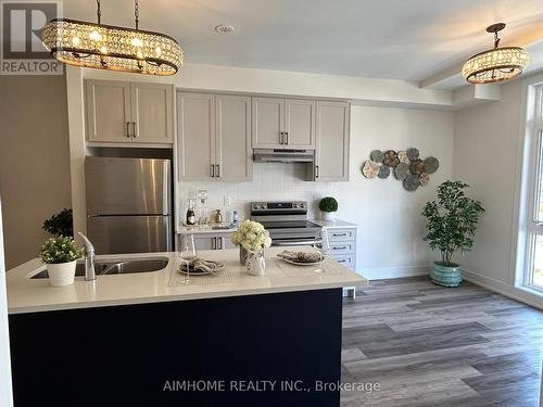 2 - 7 Phelps Lane, Richmond Hill, ON - Indoor Photo Showing Kitchen With Upgraded Kitchen