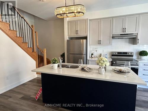 2 - 7 Phelps Lane, Richmond Hill, ON - Indoor Photo Showing Kitchen With Upgraded Kitchen