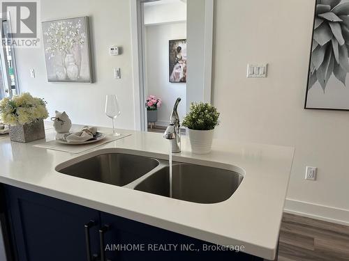 2 - 7 Phelps Lane, Richmond Hill, ON - Indoor Photo Showing Kitchen With Double Sink