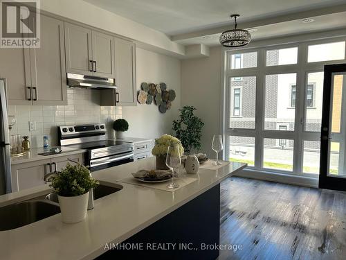 2 - 7 Phelps Lane, Richmond Hill, ON - Indoor Photo Showing Kitchen