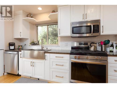 897 Westview Way, Kelowna, BC - Indoor Photo Showing Kitchen