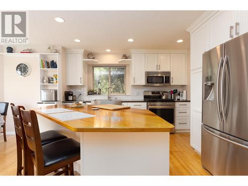 897 Westview Way, Kelowna, BC - Indoor Photo Showing Kitchen