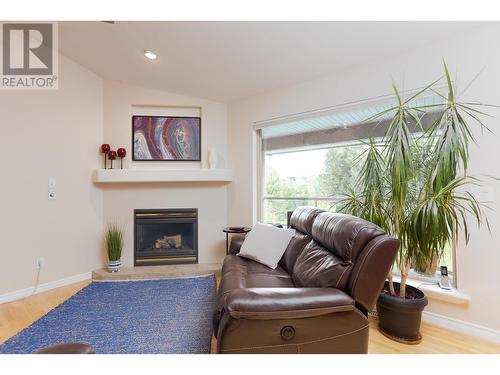 897 Westview Way, Kelowna, BC - Indoor Photo Showing Living Room With Fireplace