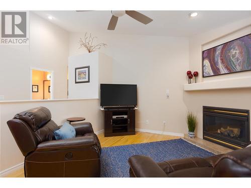 897 Westview Way, Kelowna, BC - Indoor Photo Showing Living Room With Fireplace