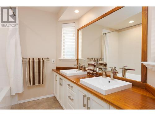 897 Westview Way, Kelowna, BC - Indoor Photo Showing Bathroom