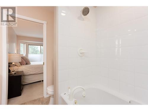 897 Westview Way, Kelowna, BC - Indoor Photo Showing Bathroom