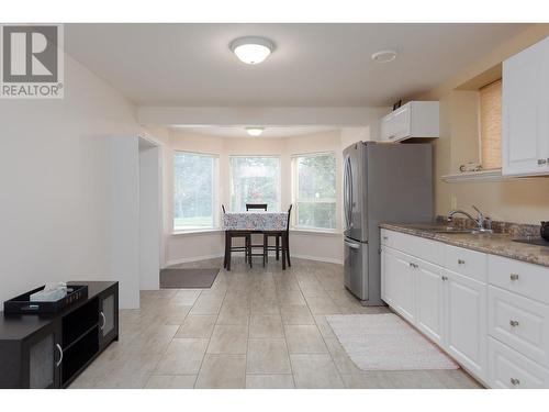 897 Westview Way, Kelowna, BC - Indoor Photo Showing Kitchen