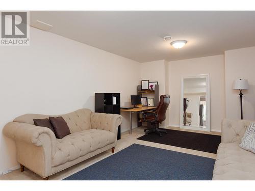 897 Westview Way, Kelowna, BC - Indoor Photo Showing Living Room