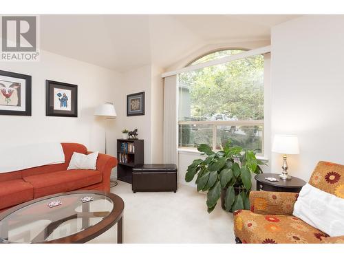 897 Westview Way, Kelowna, BC - Indoor Photo Showing Living Room