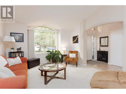 897 Westview Way, Kelowna, BC - Indoor Photo Showing Living Room