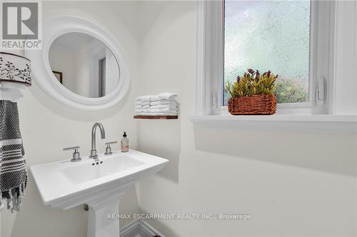 98 Dorchester Drive, Grimsby, ON - Indoor Photo Showing Bathroom