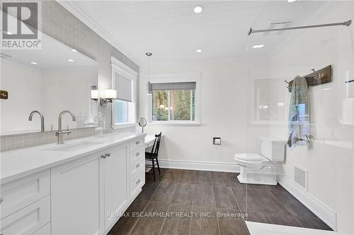 98 Dorchester Drive, Grimsby, ON - Indoor Photo Showing Bathroom