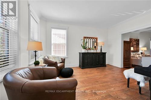 98 Dorchester Drive, Grimsby, ON - Indoor Photo Showing Living Room