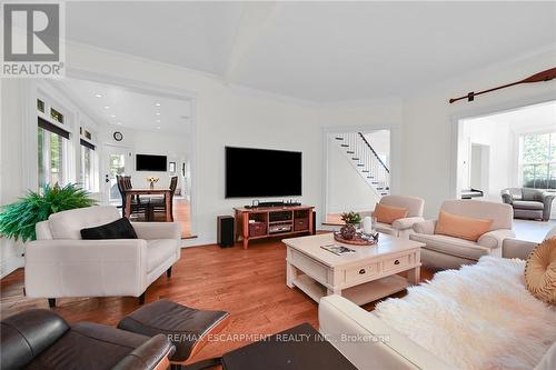 98 Dorchester Drive, Grimsby, ON - Indoor Photo Showing Living Room