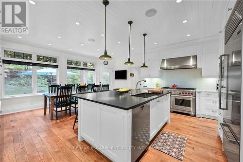 98 Dorchester Drive, Grimsby, ON - Indoor Photo Showing Kitchen With Upgraded Kitchen