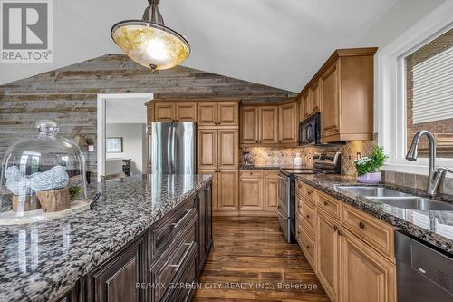 7 Pembroke Circle, Grimsby, ON - Indoor Photo Showing Kitchen With Stainless Steel Kitchen With Double Sink With Upgraded Kitchen