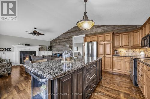 7 Pembroke Circle, Grimsby, ON - Indoor Photo Showing Kitchen With Stainless Steel Kitchen With Upgraded Kitchen