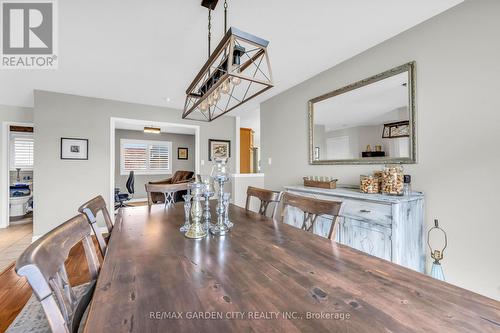 7 Pembroke Circle, Grimsby, ON - Indoor Photo Showing Dining Room