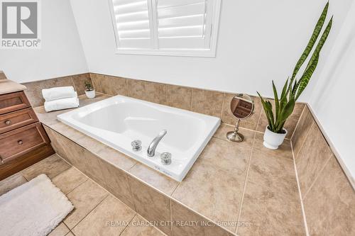 7 Pembroke Circle, Grimsby, ON - Indoor Photo Showing Bathroom