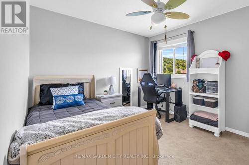 7 Pembroke Circle, Grimsby, ON - Indoor Photo Showing Bedroom