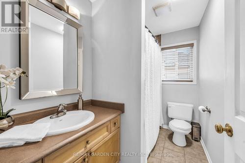 7 Pembroke Circle, Grimsby, ON - Indoor Photo Showing Bathroom